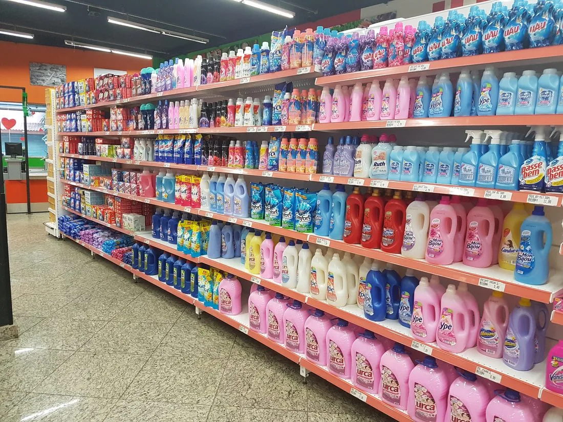 Interior de supermercado com gôndolas abastecidas