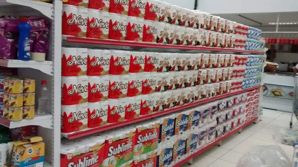 Gôndola de supermercado abastecida — gestão de margem e estoque no varejo